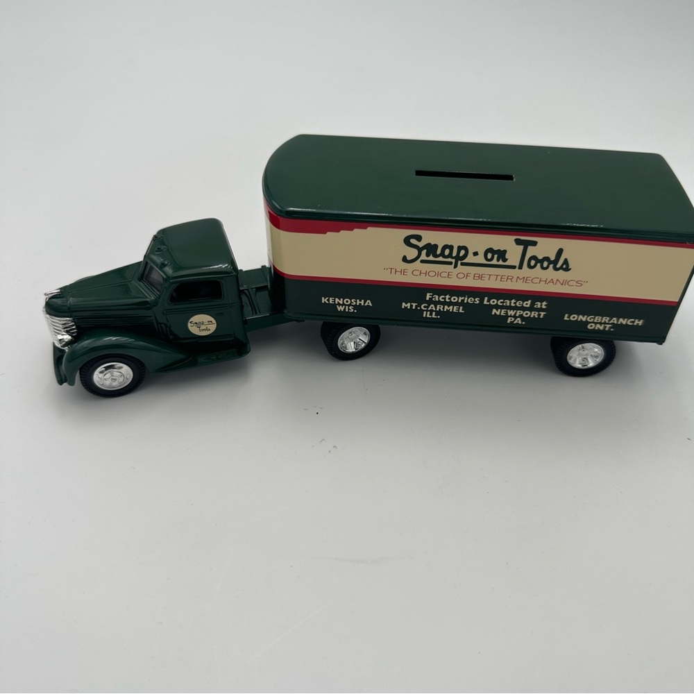 Ertl Snap-On Tools 1948 Diamond T  Tractor/Trailer Diecast Bank